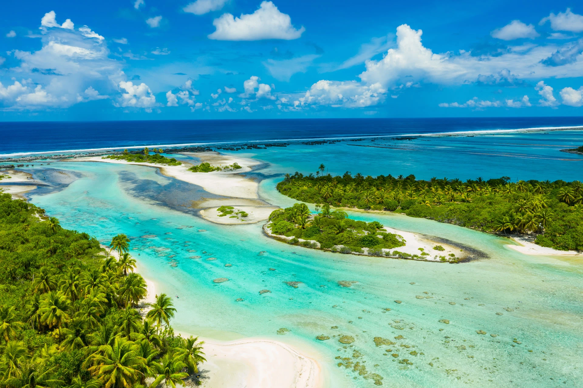 rangiroa-island-tuamotu-archipelago-french-polynesia-tahiti-copyrigth-shutterstock_1383446447.jpg