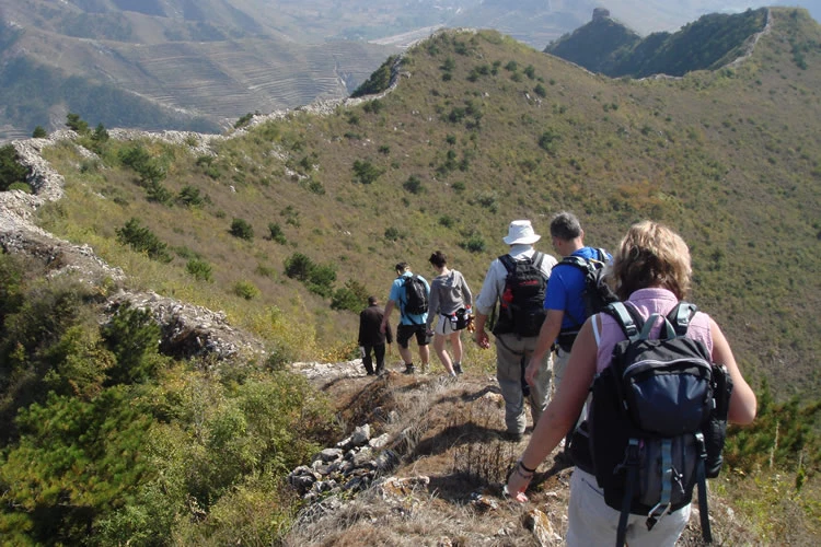 750x500-trekking-group-on-a-rough-section-the-great-wall-china-copyrigth-exodus.jpg
